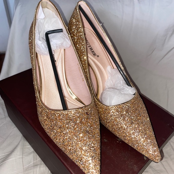 Gold pretty never worn - Picture 1 of 3